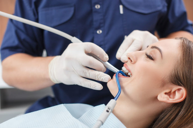 Por qué es importante visitar al dentista antes de las vacaciones